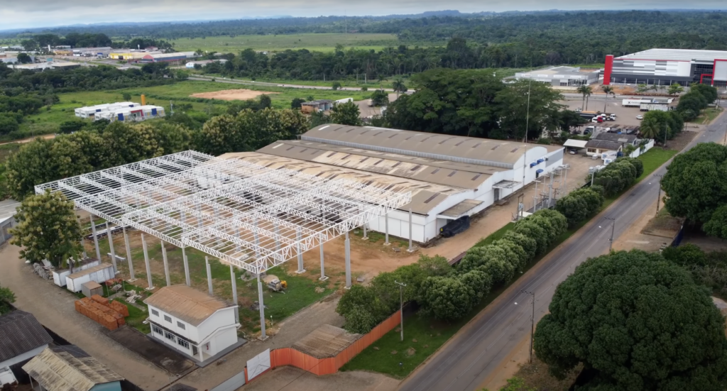 Área industrial de Ji-Paraná com fábricas e instalações modernas