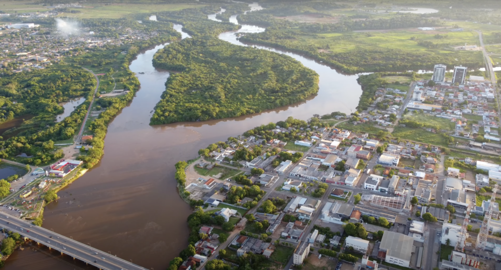 Vista aérea de Ji-Paraná com o Rio Machado ao fundo