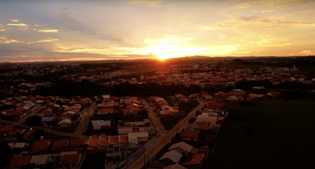 Visão aérea da cidade de Ji-Paraná no por do sol.